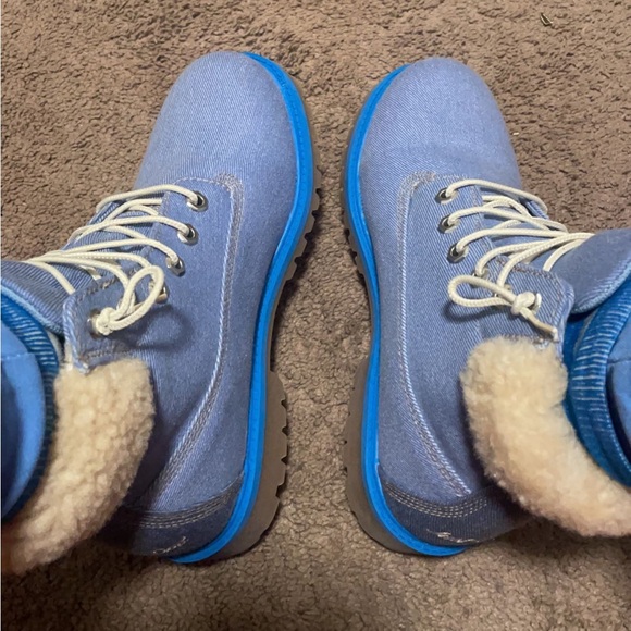 Timberland jean boots light dirt stain on right front boot - Picture 2 of 3